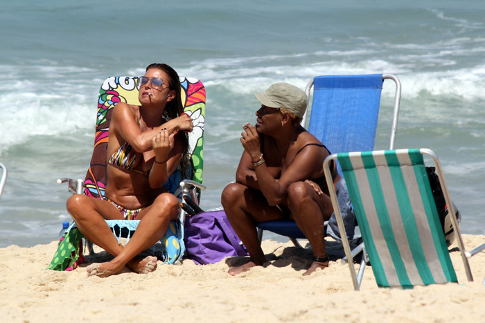 Com cigarrinho suspeito, Mart’Nália curte praia no Rio com amiga