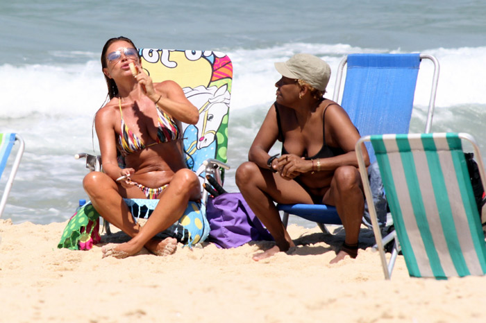 Com cigarrinho suspeito, Mart’Nália curte praia no Rio com amiga