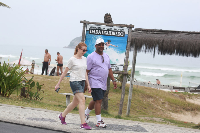 Ailton Graça caminha com a esposa na Barra da Tijuca