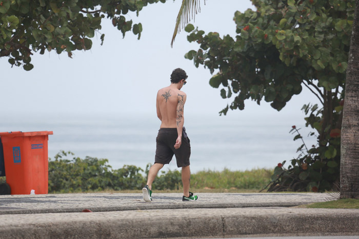  Rafael Losso exibe barriga sarada em caminhada pela Barra da Tijuca