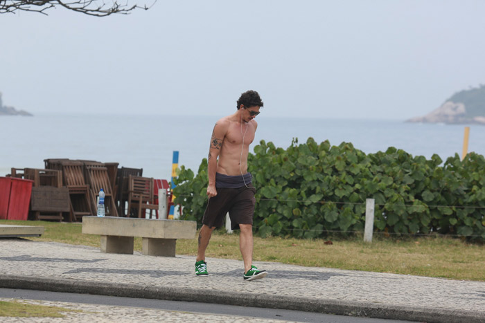  Rafael Losso exibe barriga sarada em caminhada pela Barra da Tijuca