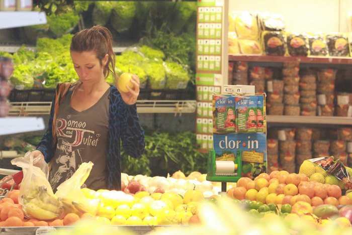 Saudável, Juliana Didone escolhe frutas e se distrai no mercado 