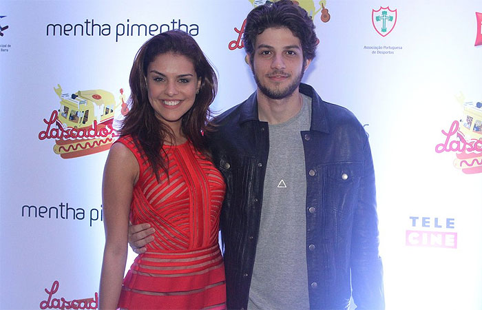 Chay Suede e Paloma Bernardi vão a pré-estreia de filme, em São Paulo