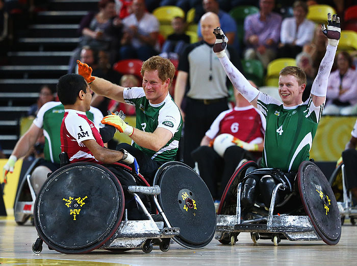 Príncipe Harry joga rugby em cadeira de rodas