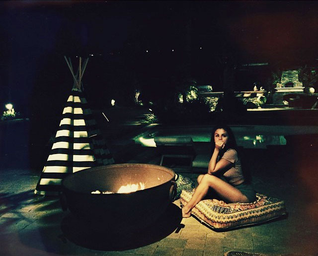 Selena Gomez acende fogueira em ‘acampamento’ na piscina