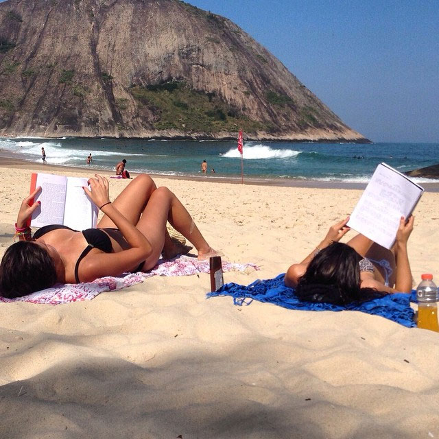Isis Valverde aproveita dia de calor para ler na praia