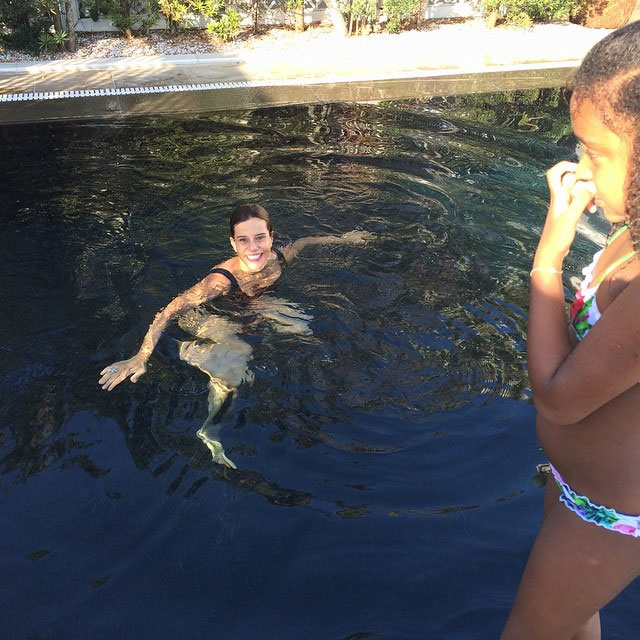 Narcisa Tamborindeguy aproveita tarde na piscina: “Ai que maravilha!”