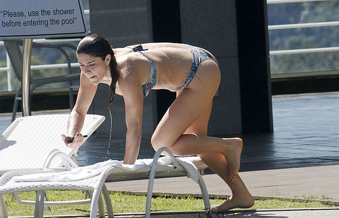 Priscila Fantin aproveita tarde de folga para curtir piscina de hotel em Vitória