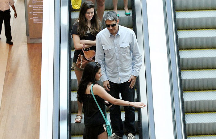 William Bonner passeia no shopping com as filhas,