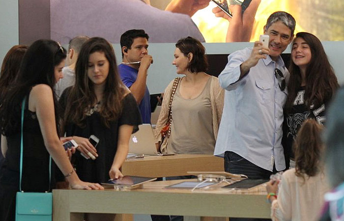 William Bonner passeia no shopping com as filhas