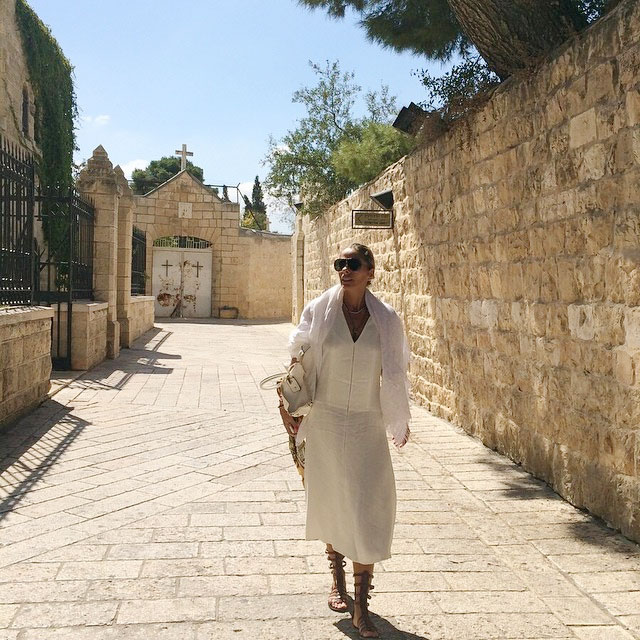 De férias, Adriane Galisteu passeia por Jerusalém