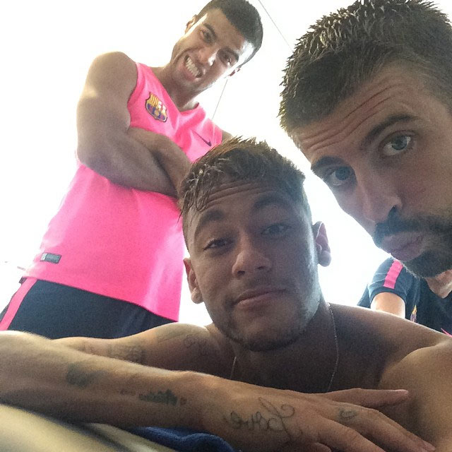 Neymar e Gerard Piqué posam para foto depois do treino