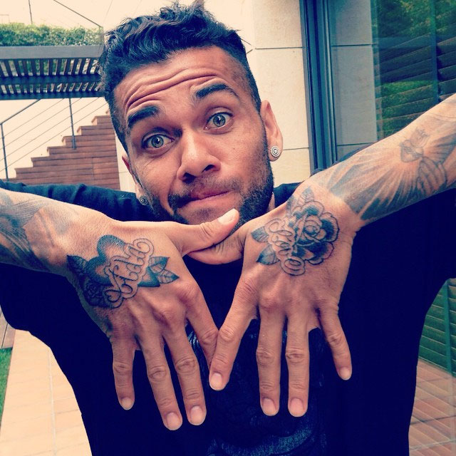Daniel Alves mostra as novas tatuagens