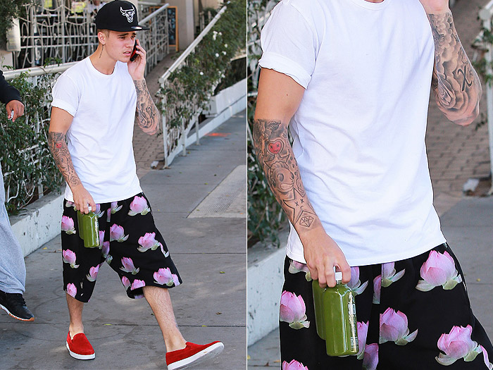 Justin Bieber sai de lanchonete carregando suquinhos para viagem