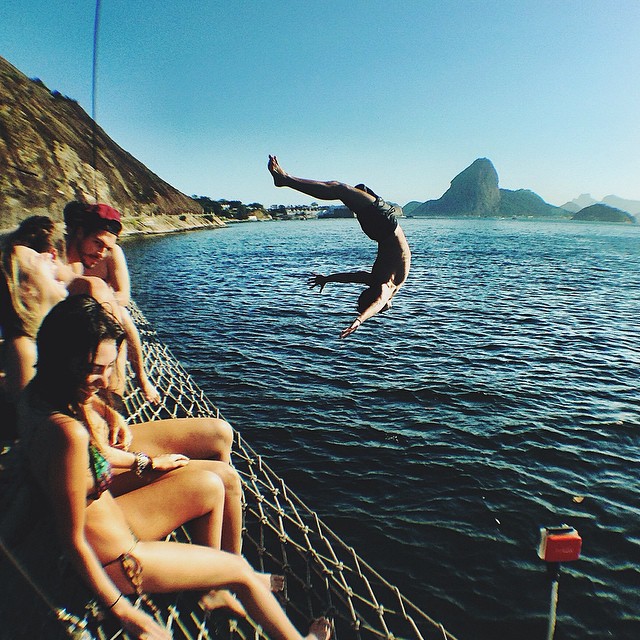 Rodrigo Simas se diverte com amigos na costa do Rio de Janeiro