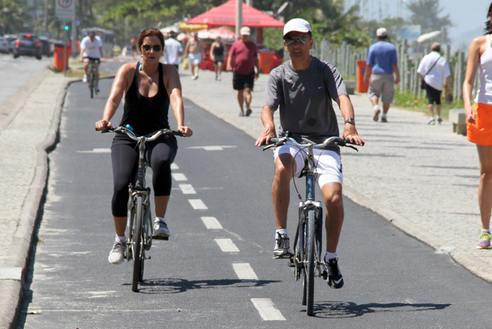  Bebeto mostra boa forma em passeio com a esposa na Barra da Tijuca