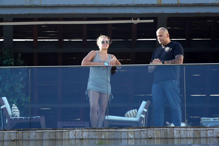 Estrela de Os Mercenários 3, Ronda Rousey toma sol em sacada de hotel no Rio de Janeiro