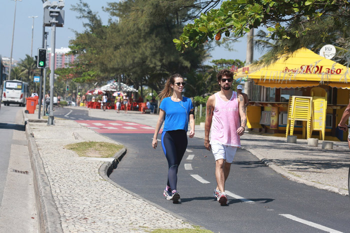 Com o namorado, Juliana Didone se exercita na orla da Barra da Tijuca, no Rio 