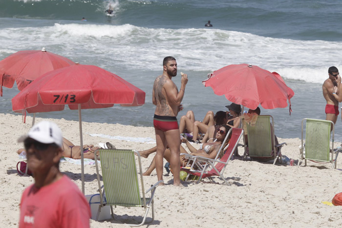 Diogo Nogueira curte praia com sua amada Milena