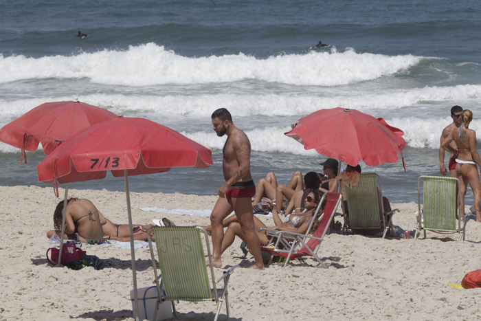 Diogo Nogueira curte praia com sua amada Milena