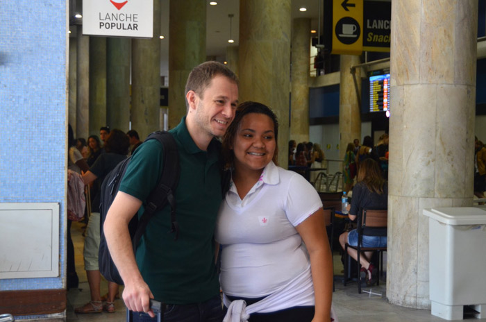  Tiago Leifert desembarca no Rio de Janeiro e mostra simpatia 