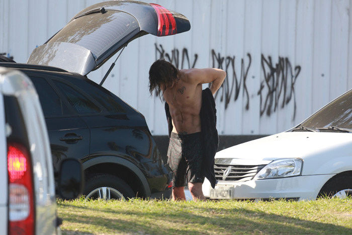 Rômulo Neto ajuda homem a empurrar carro quebrado no meio da avenida