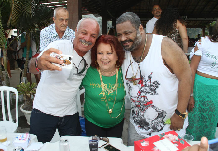 Arlindo Cruz recebe Thiago Martins e mais famosos em festa de aniversário