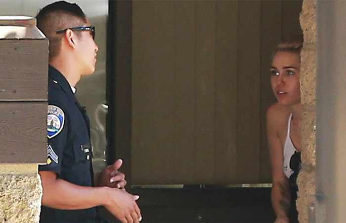 Miley Cyrus sai pra passear por Beverly Hills com escolta policial