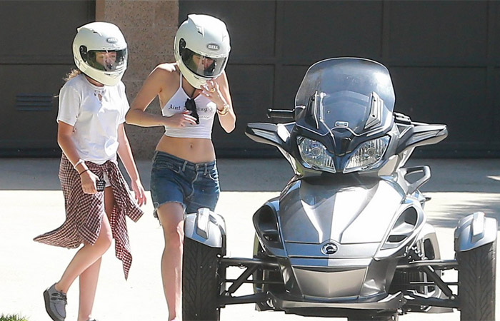Miley Cyrus sai pra passear por Beverly Hills com escolta policial