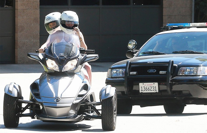 Miley Cyrus sai pra passear por Beverly Hills com escolta policial