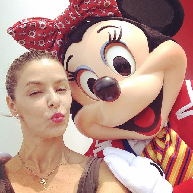 Bianca Rinaldi tieta Minnie Mouse em cruzeiro da Disney