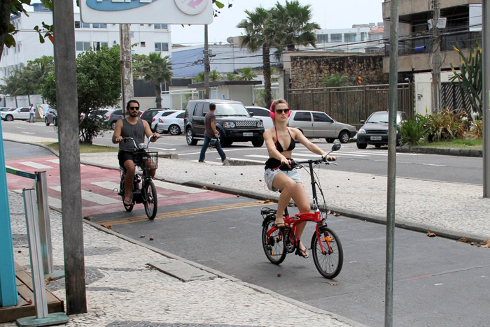  Bianca Bin pedala com o namorado na Barra da Tijuca