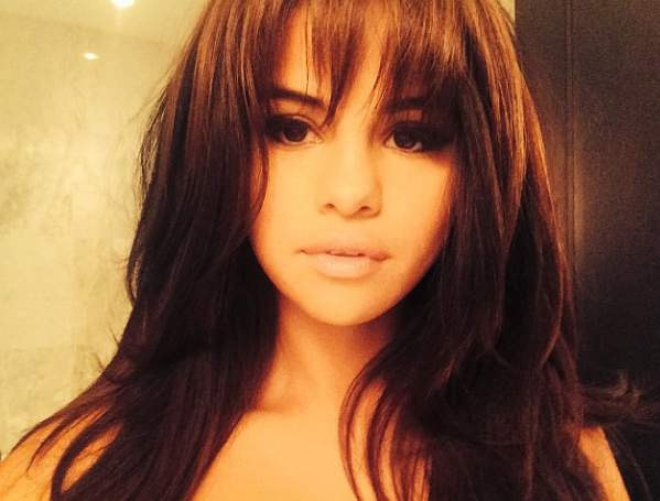 Selena Gomez muda de look e posta foto no Instagram