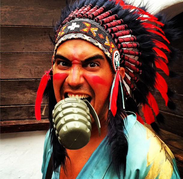 André Marques vira índio com granada na boca