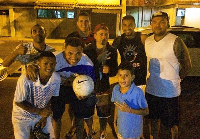 Naldo reencontra amigos e joga futebol na comunidade onde nasceu