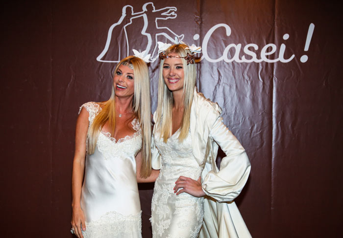 Gianne Albertoni e Caroline Bittencourt desfilam vestidas de noiva em São Paulo