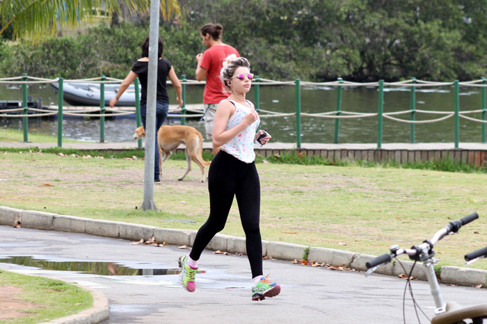 Com óculos estiloso, Bruna Linzmeyer corre na Lagoa Rodrigo de Freitas, no Rio