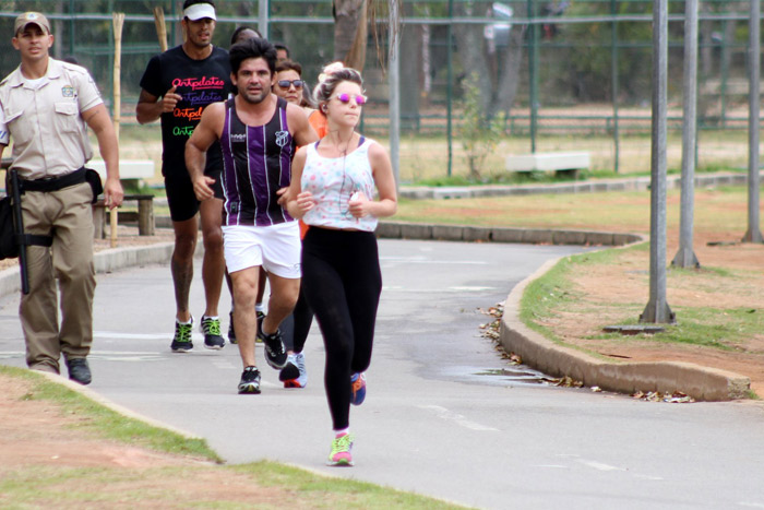 Com óculos estiloso, Bruna Linzmeyer corre na Lagoa Rodrigo de Freitas, no Rio