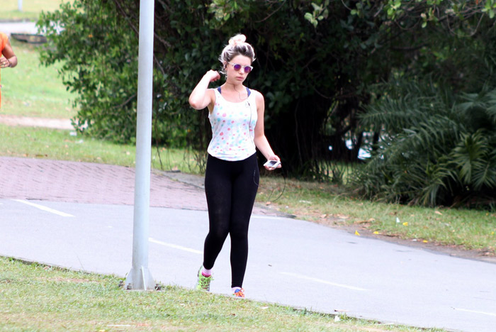 Com óculos estiloso, Bruna Linzmeyer corre na Lagoa Rodrigo de Freitas, no Rio