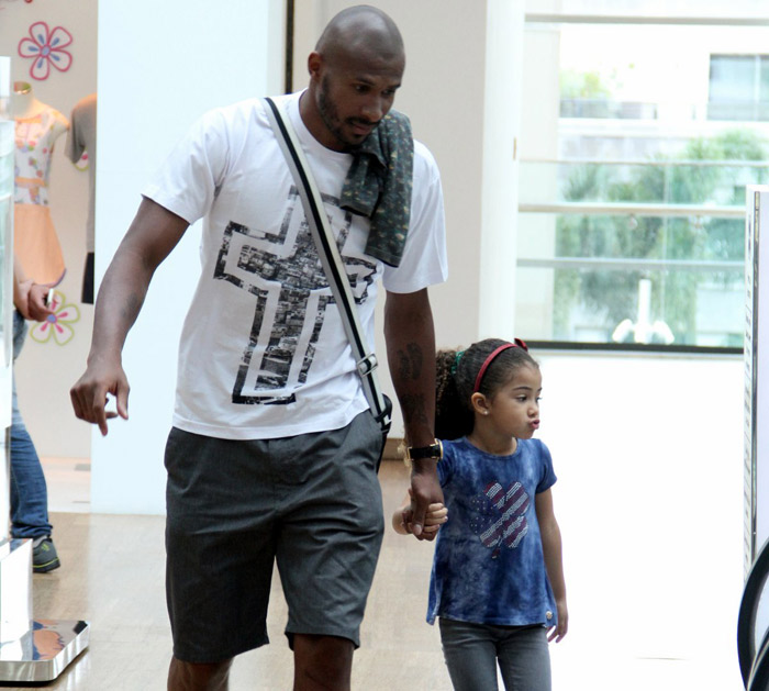 Leandrinho, do basquete, faz compras com a filha no Rio