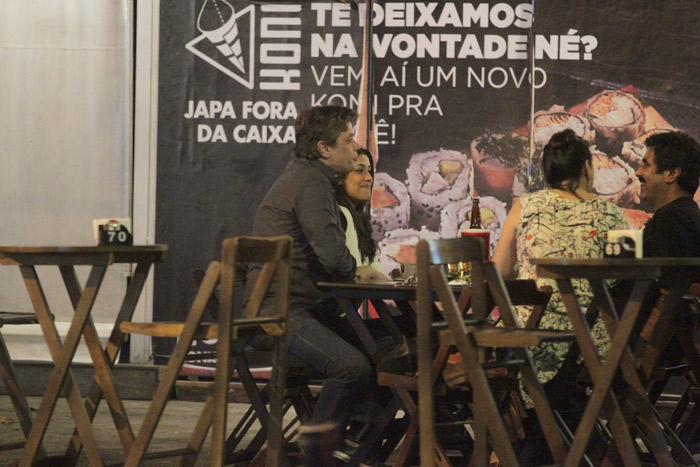 Fábio Assunção janta com a namorada em bar no Rio de Janeiro