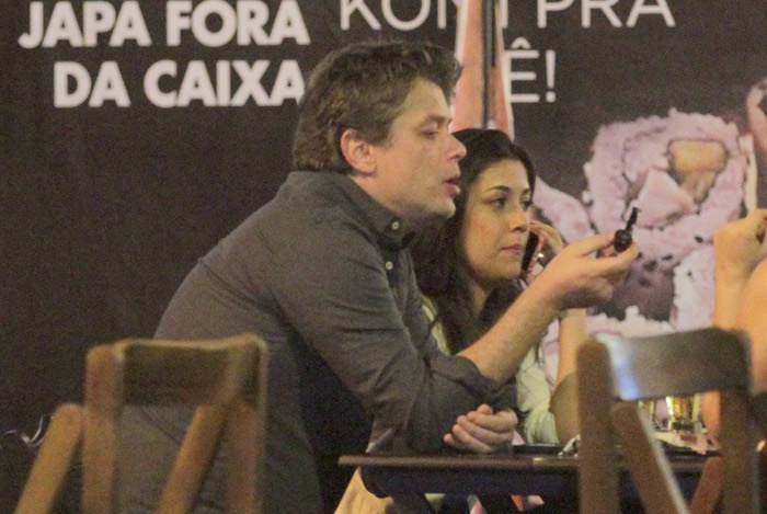 Fábio Assunção janta com a namorada em bar no Rio de Janeiro