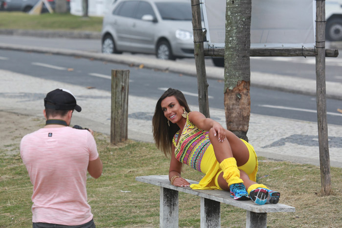 De sainha amarela, Nicole Bahls posa toda sorridente na Barra da Tijuca