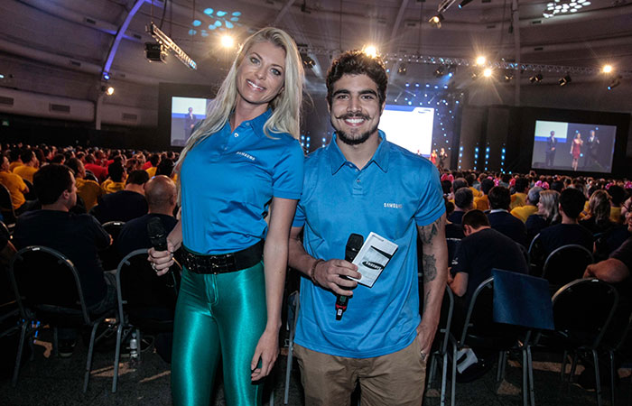 Caio Castro e Caroline Bittencourt ostentam beleza em evento em São Paulo 