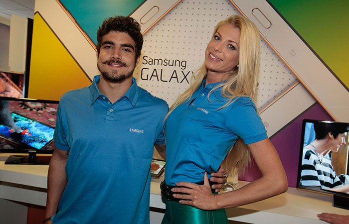 Caio Castro e Caroline Bittencourt ostentam beleza em evento em São Paulo 