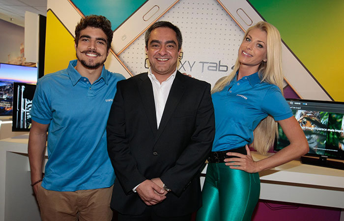 Caio Castro e Caroline Bittencourt ostentam beleza em evento em São Paulo 