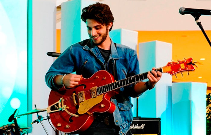 Chay Suede agita Curitiba em pocket show e deixa fãs enlouquecidas. Assista!