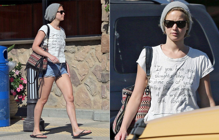 Jennifer Lawrence usa camiseta com mensagem filosófica para ir à casa de Chris Martin