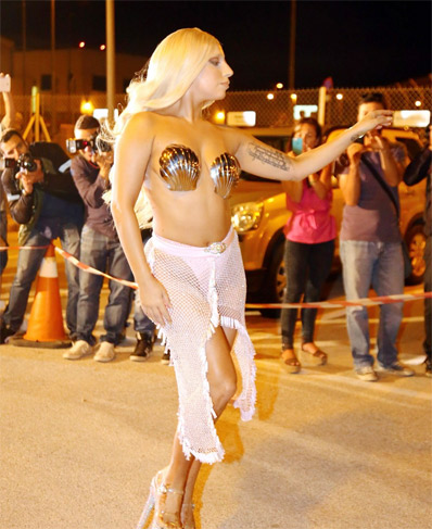 Lady Gaga posa como a deusa grega ao desembarcar em Atenas