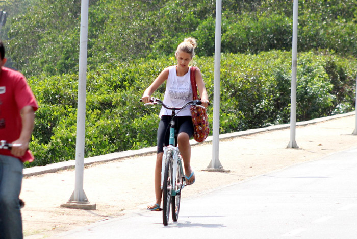Em manhã de folga, Yasmin Brunet pedala na Lagoa Rodrigo de Freitas